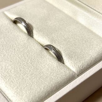 【NEUSPUR(ノイシュプール)】の口コミ ツルツルでキラキラしたメジャーな指輪ではなく、マッドでザラザラしたデザ...