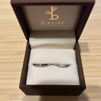 【BAUM(バーム)】の口コミ ペア両方ともミル打ち加工（指輪の周りの小さな粒々加工）と、指輪表面は槌...