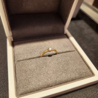 【One&Only(ワンアンドオンリー)】の口コミ 18金のゴールド、つち目柄の枠になります。職人さんが一つ一つ手作りでつ...