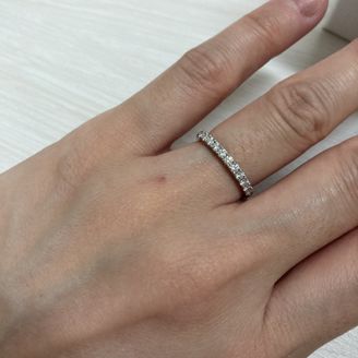 【ROYAL ASSCHER(ロイヤル・アッシャー)】の口コミ ダイヤは独自のロイヤルアッシャーカットなので、光が入ると白く透明な輝き...