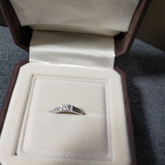 【ajour(アジュール)】の口コミ 見た目がわかりやすいぐらいキラキラでざ！婚約指輪って感じ弟とても気に入...