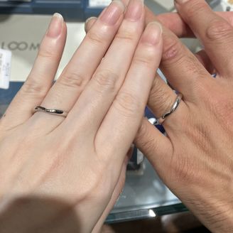 【ミルフローラ(Milluflora)】の口コミ Vのタイプでシンプルなデザインのものと、ストレートで指輪のライン部分が...