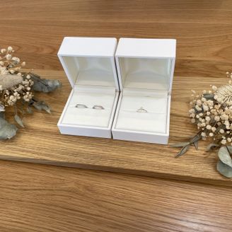 【MOUV(モーブ)】の口コミ 婚約指輪と重ね付けできるよう、V字のデザインにしました。作る前は、ピン...