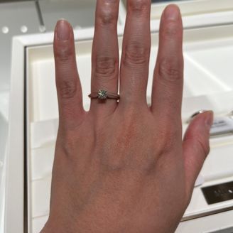 【MIKIMOTO(ミキモト)】の口コミ シンプルなデザインがよくて試着しました。リング部分にデザイン性があると...