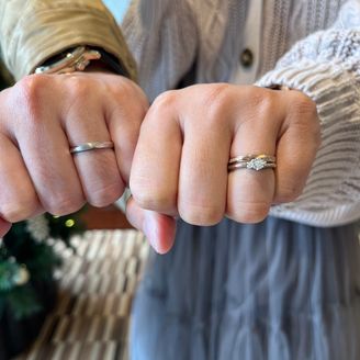 【Toi-lueur(トワル)】の口コミ 結婚指輪と合わせられるように捻りのあるものを選びました。ダイヤを支える...