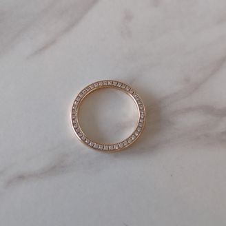 【Ponte Vecchio(ポンテヴェキオ)】の口コミ パッと見はシンプルなデザインですが、両サイドのダイヤがキラキラと綺麗で...