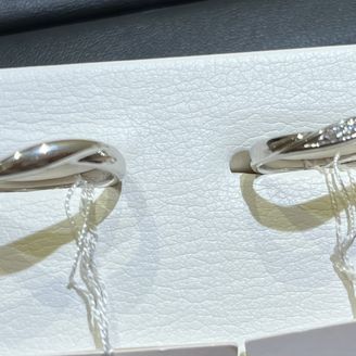 【ジュエリーツツミ(JEWELRY TSUTSUMI)】の口コミ 素材は王道のプラチナ製。
男性用は装飾無し、女性用には小ぶりなダイヤが...