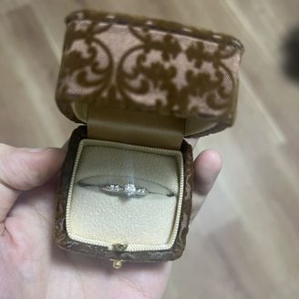 【アンジェリックフォセッテ(Angelique Fossette)】の口コミ ストレートデザインで、メレダイヤのついたものを探していました。購入した...