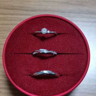 【AFFLUX(アフラックス)】の口コミ 婚約指輪との重ね付けの際に隙間がなるべく出ないことを考慮して指輪を決め...