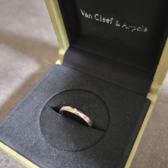 【ヴァン クリーフ＆アーペル(Van Cleef & Arpels)】の口コミ 丸みのあるデザインで女性らしいイメージです。自分の手に馴染むなと感じた...