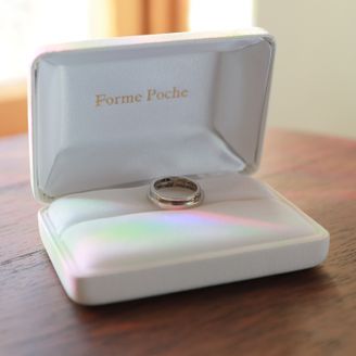 【Forme Poche(フォルムポッシュ)】の口コミ ２つの指輪を重ねた内側に、手描きのイラスト(愛車・２人の顔・日付・イニ...