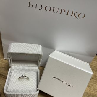【Princess Bijou(プリンセス・ビジュー)】の口コミ 少しウェーブがかかっており、真ん中のダイヤモンドだけでなく、片方にも入...