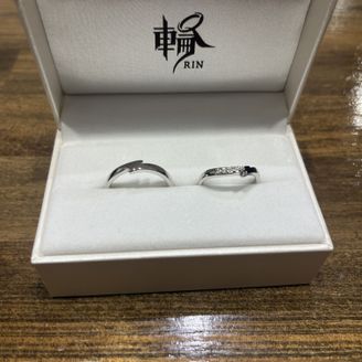 【輪-RIN-】の口コミ 素材はプラチナです。
沢山試着もしましたが
こちらのデザインに一目惚れ...