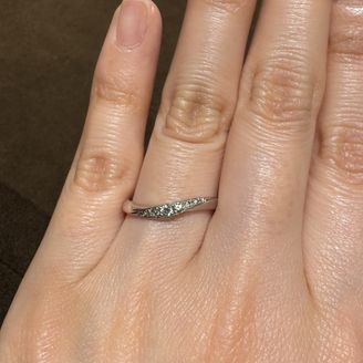 【Flowaves(フロウェーブス)】の口コミ もともとウェーブかV字のデザインを探していて、様々なブランドの指輪を試...