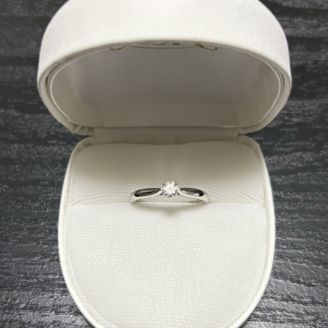 【カオキ　ダイヤモンド専門卸直営店】の口コミ 値段の価格を事前に伝えて彼女と一緒に決めました！
彼女の指にはシンプル...