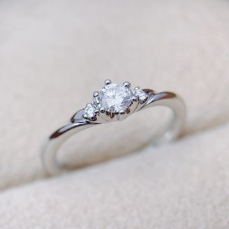 【COLANY(コラニー)】の口コミ つけた時に指に馴染んで綺麗に見えるデザインが気に入りました。中心のダイ...