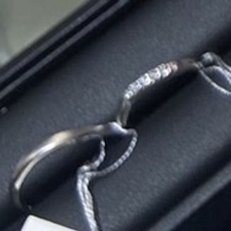 【ジュエリーツツミ(JEWELRY TSUTSUMI)】の口コミ 細身ストレートのデザインで、飽きがこないと思い試着しました。指輪が細身...