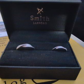 【Smith(工房スミス)札幌店】の口コミ ひねりのデザインをいれて、シンプルかつオシャレなデザインにしました。
...