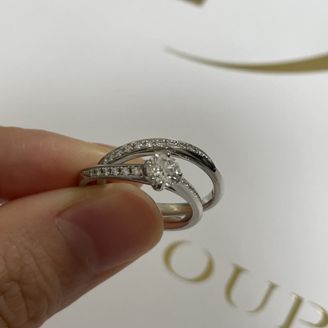 【トリニティ(Trinity)】の口コミ 重ね付けがとにかく可愛いです。また、センターのダイヤモンドのサイズを洗...