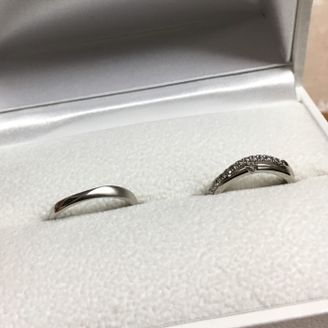 【Une Mariage(アンマリアージュ)】の口コミ 少し変わったデザインが気に入りました。
婚約指輪と重ねづけをする時は上...