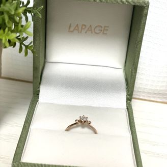 【LAPAGE(ラパージュ)】の口コミ 婚約指輪はラパージュのものを選びました。横から見た時のデザインがおとぎ...