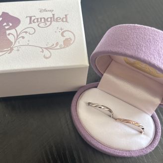 【Disney PRINCESS Rapunzel(ディズニープリンセスラプンツェル)】の口コミ デザインはとてもシンプルですが、内側の刻印は自分で選ぶことができ満足で...