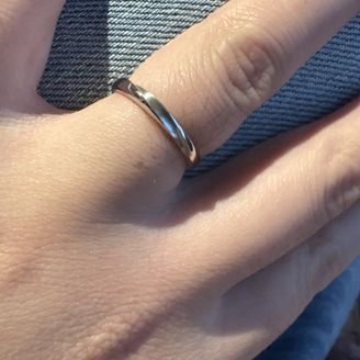 【Something Blue(サムシングブルー)】の口コミ 素材は光沢感があり、高級感があります。また、妻はダイヤが入ったリングを...