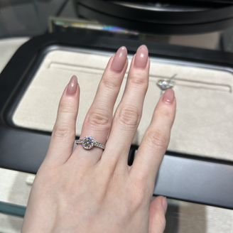 【ヴァン クリーフ＆アーペル(Van Cleef & Arpels)】の口コミ ころんとした女性らしいイコーヌのデザインがとにかく可愛く、心が惹かれま...