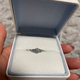 【Only You(オンリーユー)】の口コミ 指輪のデザインはダイヤモンドと誕生石が一緒になったデザインです。定番で...