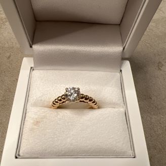 【ヴァン クリーフ＆アーペル(Van Cleef & Arpels)】の口コミ 流行り廃りのないデザインで存在感があり、大きいダイヤが目を引く指輪です...