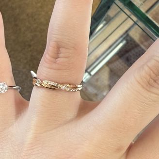 【Quand de Mariage(クワンドゥマリアージュ)】の口コミ うねっとしたデザインが気になっていたのでこちらを選びました。
ローズの...