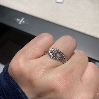 【ヴァン クリーフ＆アーペル(Van Cleef & Arpels)】の口コミ 年齢を重ねてもずっと着けられるように、ザ婚約指輪というデザインではない...