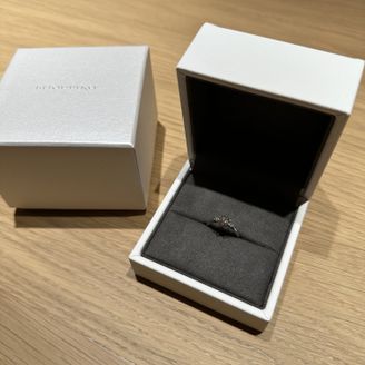 【Desserts(デザート)】の口コミ 真ん中のダイヤが0.7ctと比較的大きかったため、生えるようにサイドに...