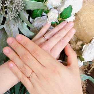 【VANillA × Something Blue(ヴァニラ × サムシングフブルー)】の口コミ 大きな花びらを重ね合わせたようなデザインで、アシンメトリーで華やかな印...