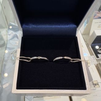 【HOSHI no SUNA 星の砂(ほしのすな)】の口コミ 1本だけつけた時でも華やかさがありながら、派手すぎないデザインがとても...