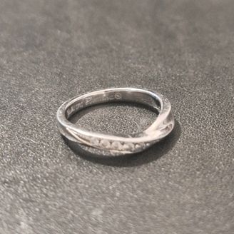 【NICOLO POLO(ニコロポーロ)】の口コミ シンプルなシルバーカラーなので、どんな服装やシーンにでも合わせやすく、...