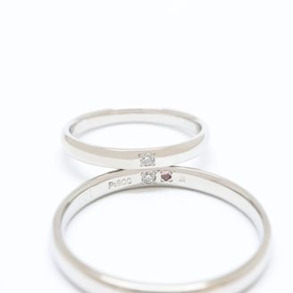 【ツインズキューピッド(Twins Cupid)】の口コミ シンプルな指輪を希望しており店舗で色々見ていて
1つのダイヤを半分にし...