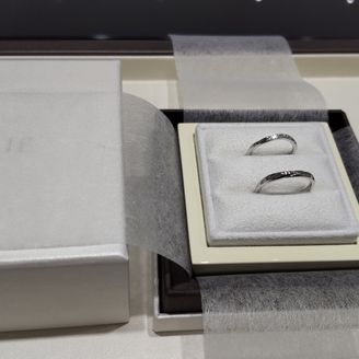 【LUCIE(ルシエ)】の口コミ 寄せては返すさざ波をゆるやかな斜めのラインで表現した結婚指輪。水辺がき...