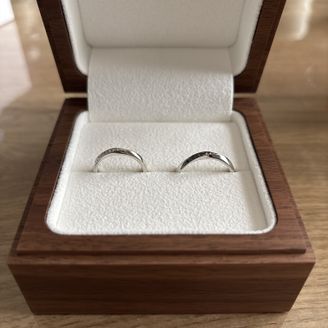 【Ponte Vecchio(ポンテヴェキオ)】の口コミ 男性側は、ブラックダイヤモンドが多く装飾されており、
シンプルではある...