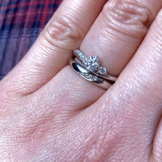 【Something Blue(サムシングブルー)】の口コミ 結婚指輪の方はシンプルなので、普段使い毎日使うのにすごくいいデザイン。...