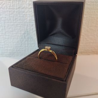 【CHER LUV(シェールラブ)】の口コミ ゴールドで少し形が他とは違うような婚約指輪を探していました。
彼氏さん...