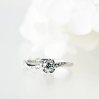 【renri(レンリ)】の口コミ ダイヤモンドの周りに花柄の模様を付けることで全体的に可愛らしい雰囲気に...