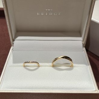 【BRIDGE(ブリッジ)】の口コミ 形がウェーブになっていて、指が細く綺麗に見えます。
そして、デザインも...