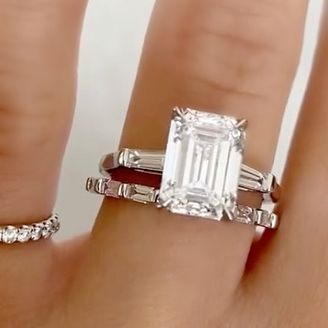 【DIALLURE(ディアリュール)】の口コミ 今回購入したくらいの大きさのエメラルドカットの婚約指輪を探して色々なブ...