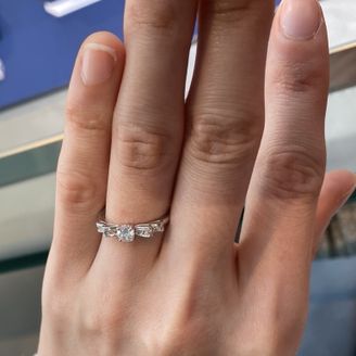 【LOVE NOTES】の口コミ リボンの立体感がキュートな点が気に入りました。なかなか見たことのない個...