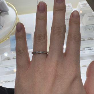 【canal4℃(カナルヨンドシー)】の口コミ シンプルながら斜めのストーンデザインが気に入ってます。男女ペアでコンセ...