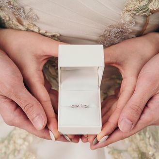 【MILK&Strawberry(ミルクアンドストロベリー)】の口コミ リングが細くv字型の形状なので指が長く見えます。
メインのダイヤモンド...