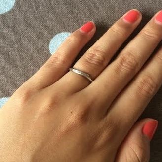 【Disney FANTASIA(ディズニーファンタジア)】の口コミ 指輪がS字の形状で細身になっており、指が細く見えることと、V字の婚約指...