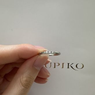 【Flowaves(フロウェーブス)】の口コミ シンプルなリングにダイヤが三つついていて、どんなシーンにも服にも合わせ...