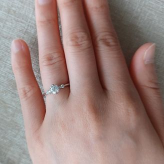 【ROYAL ASSCHER(ロイヤル・アッシャー)】の口コミ 中央のダイヤの隣に小さいメレダイヤ、その隣に少し大きいメレダイヤがつい...